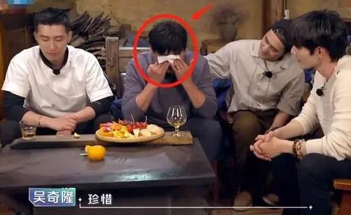 吴奇隆跟窦骁一起喝酒,情绪失控崩溃大哭